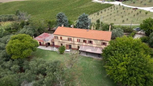 casa indipendente in vendita a Belvedere Ostrense