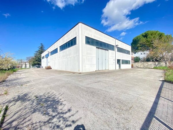 locale commerciale in vendita a Camerano