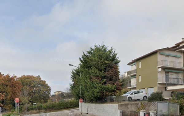 locale di sgombero in vendita a Camerano