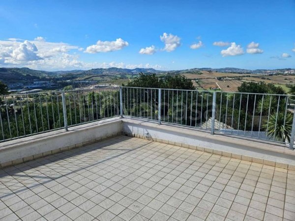 casa indipendente in vendita a Camerano