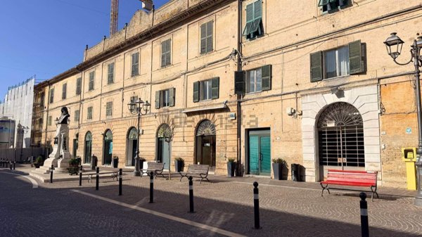locale commerciale in vendita a Camerano