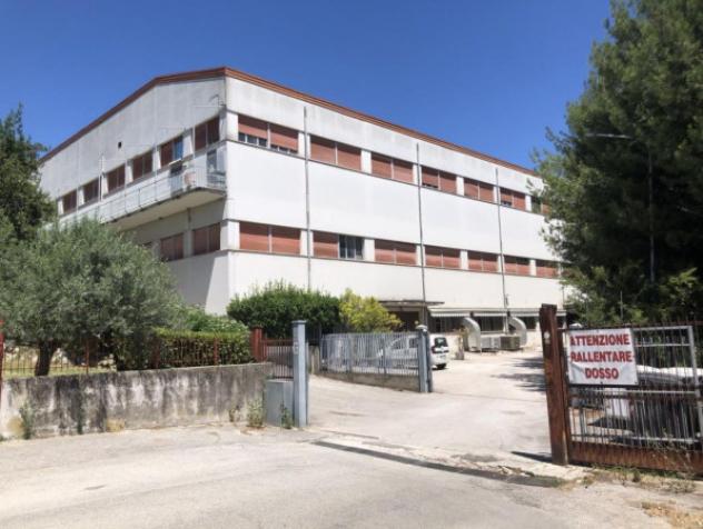 locale commerciale in vendita a Camerano