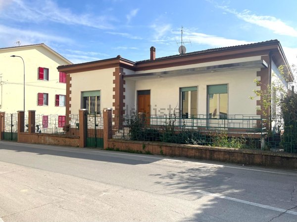 esavano in vendita a Camerata Picena