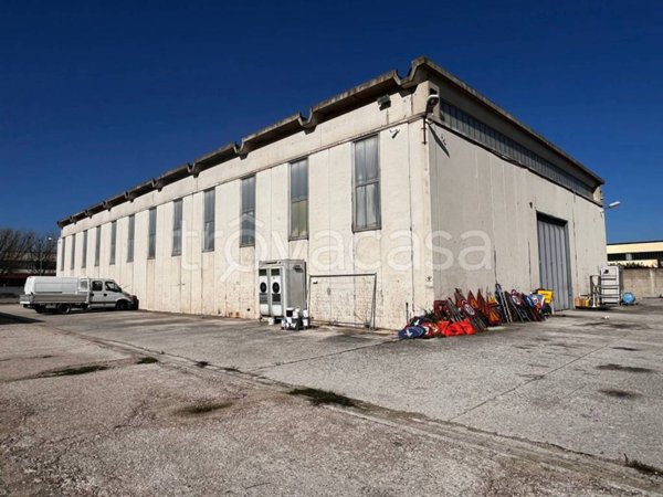 locale commerciale in vendita a Camerata Picena