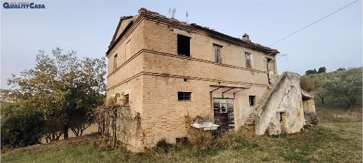 pentavano in vendita a Camerata Picena