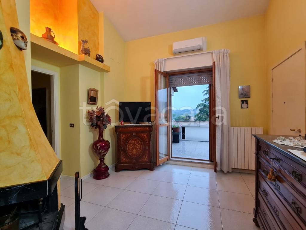 appartamento in vendita a Castelbellino in zona Stazione