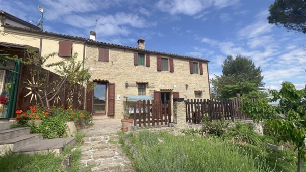 casa indipendente in vendita a Castelbellino