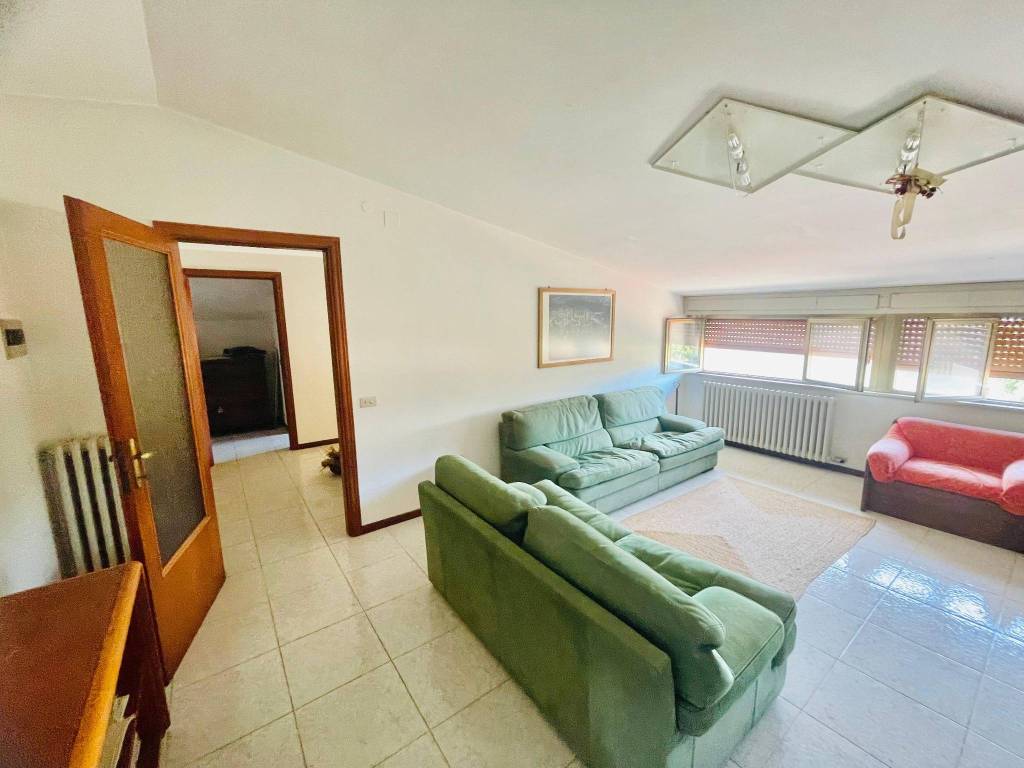 appartamento in vendita a Castelbellino in zona Stazione