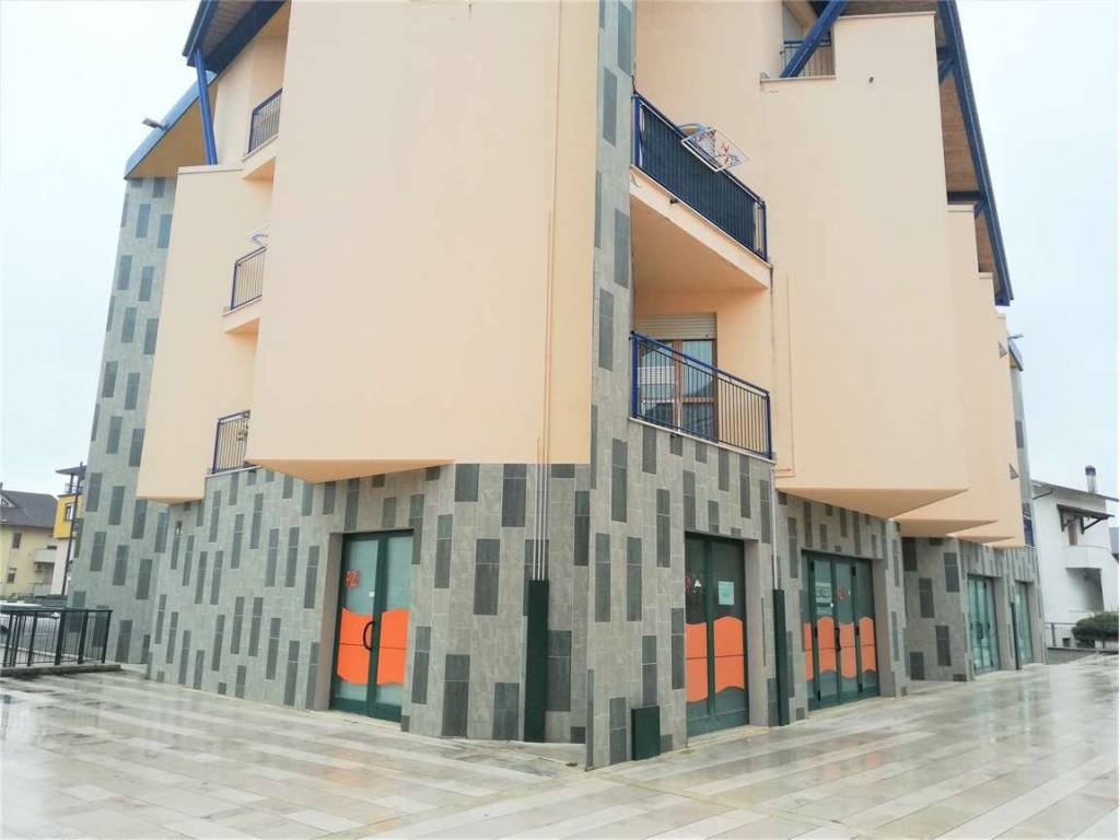 locale commerciale in vendita a Castelbellino in zona Stazione