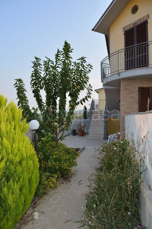 appartamento in vendita a Castelbellino in zona Stazione