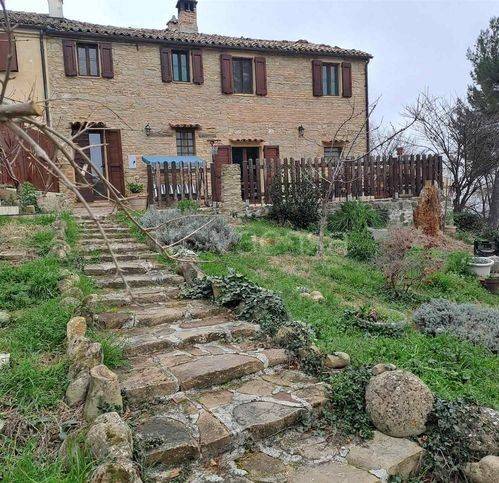 casa indipendente in vendita a Castelbellino