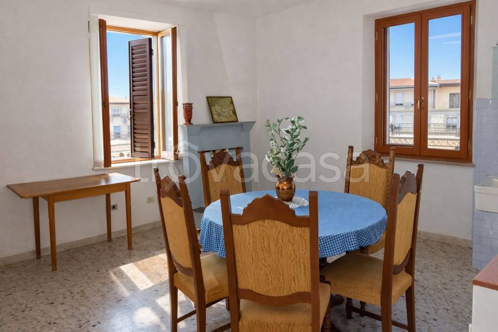 appartamento in vendita a Castelbellino in zona Stazione