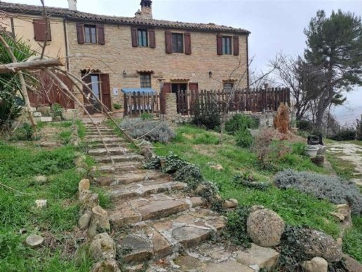 casa indipendente in vendita a Castelbellino