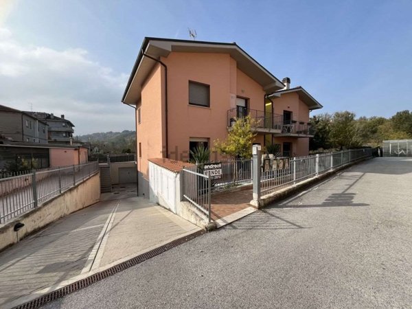 appartamento in vendita a Castelbellino in zona Pianello