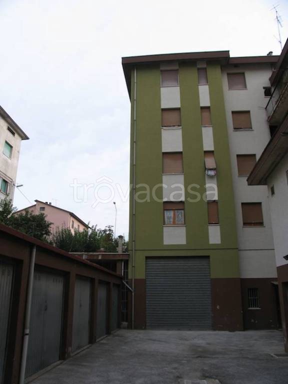 locale commerciale in vendita a Castelplanio in zona Macine