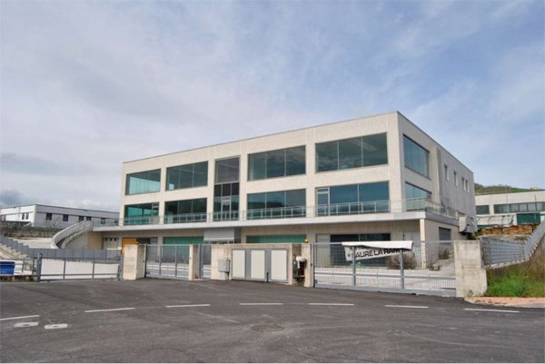 locale commerciale in vendita a Castelplanio in zona Macine