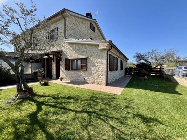 casa indipendente in vendita a Castelplanio