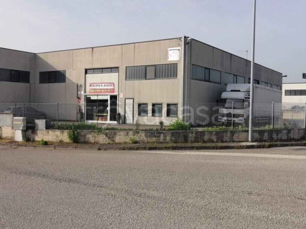 locale commerciale in vendita a Chiaravalle
