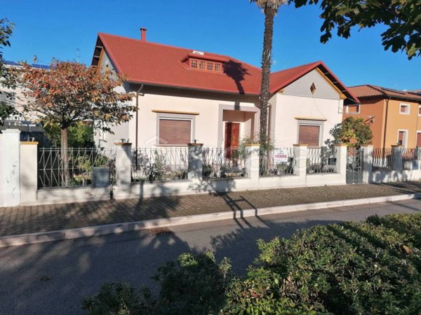 casa indipendente in vendita a Chiaravalle