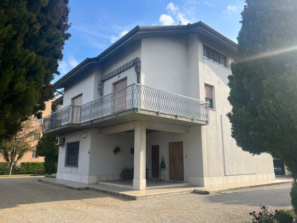 appartamento in vendita a Chiaravalle in zona Grancetta