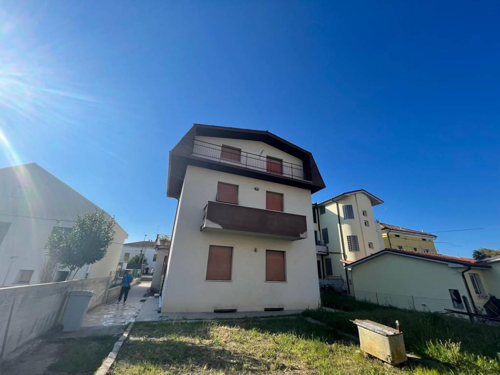 casa indipendente in vendita a Chiaravalle