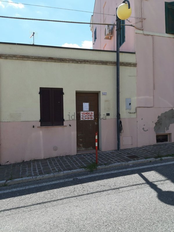 locale di sgombero in vendita a Chiaravalle in zona Grancetta