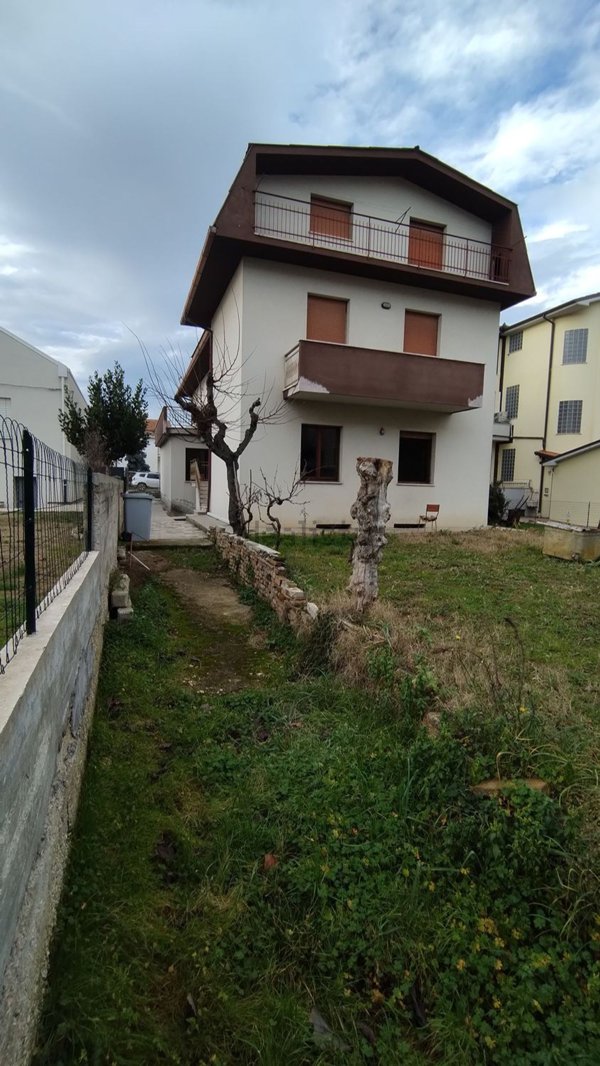 casa indipendente in vendita a Chiaravalle