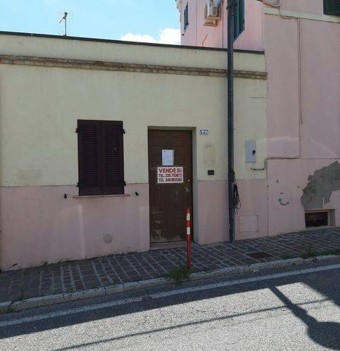 negozio in vendita a Chiaravalle in zona Grancetta