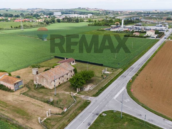 casale in vendita a Chiaravalle in zona Grancetta