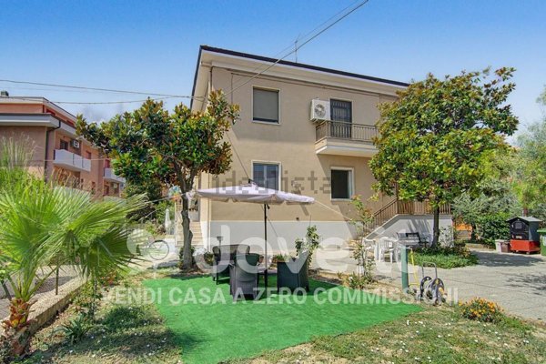 casa indipendente in vendita a Chiaravalle