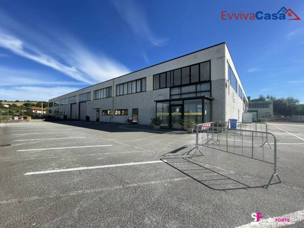 locale commerciale in vendita a Corinaldo