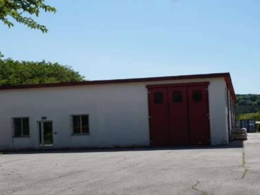 locale commerciale in vendita a Corinaldo in zona Nevola