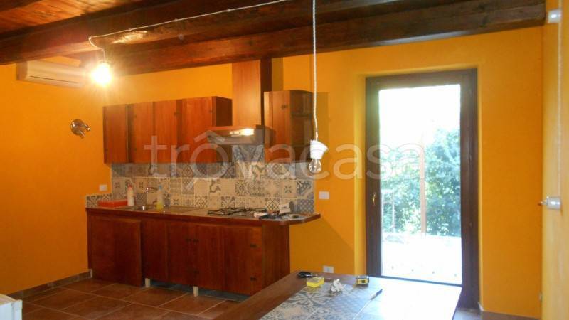 casa indipendente in vendita a Cupramontana