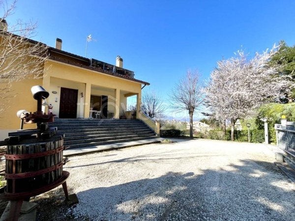 casa indipendente in vendita a Cupramontana