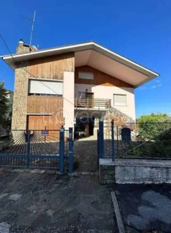 casa indipendente in vendita a Cupramontana