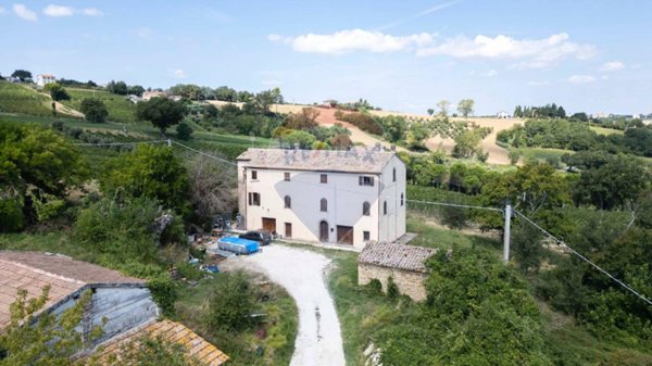 casa indipendente in vendita a Cupramontana