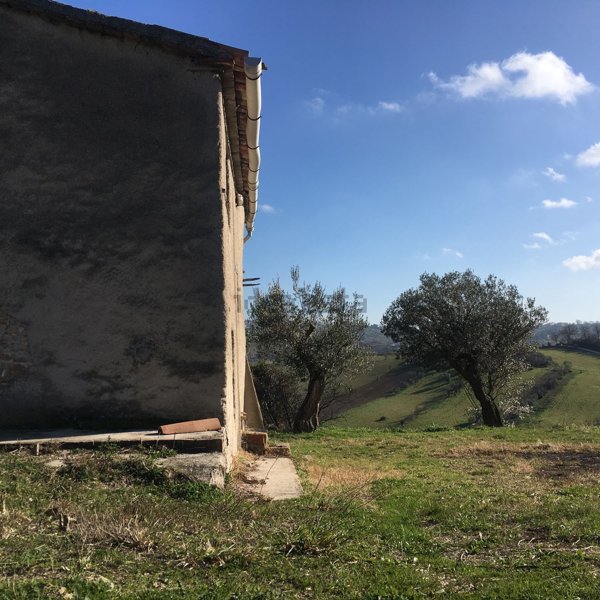 pentavano in vendita a Cupramontana