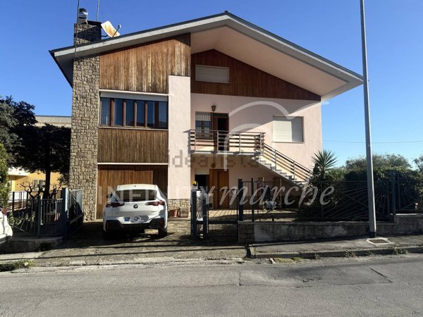 casa indipendente in vendita a Cupramontana