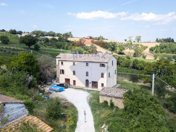 casa indipendente in vendita a Cupramontana