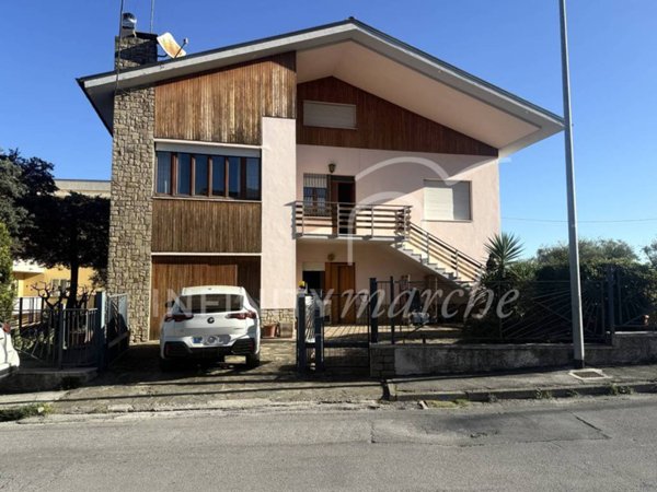 casa indipendente in vendita a Cupramontana