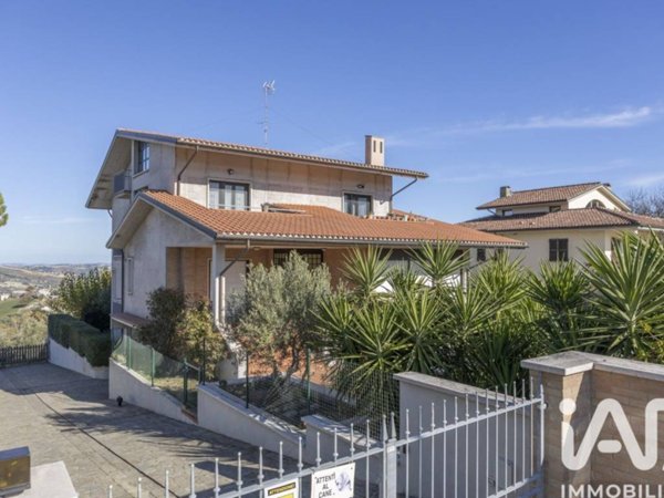 casa indipendente in vendita a Cupramontana in zona Poggio Cupro