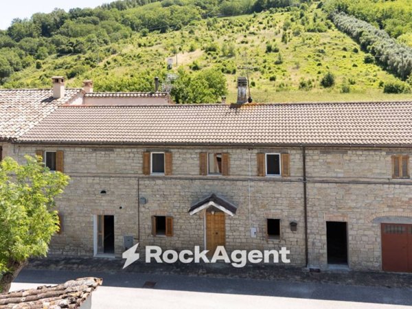 casa indipendente in vendita a Cupramontana in zona Poggio Cupro