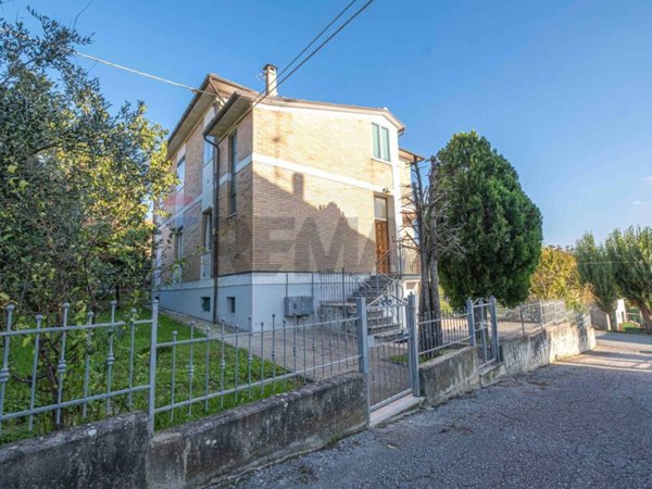 casa indipendente in vendita a Cupramontana