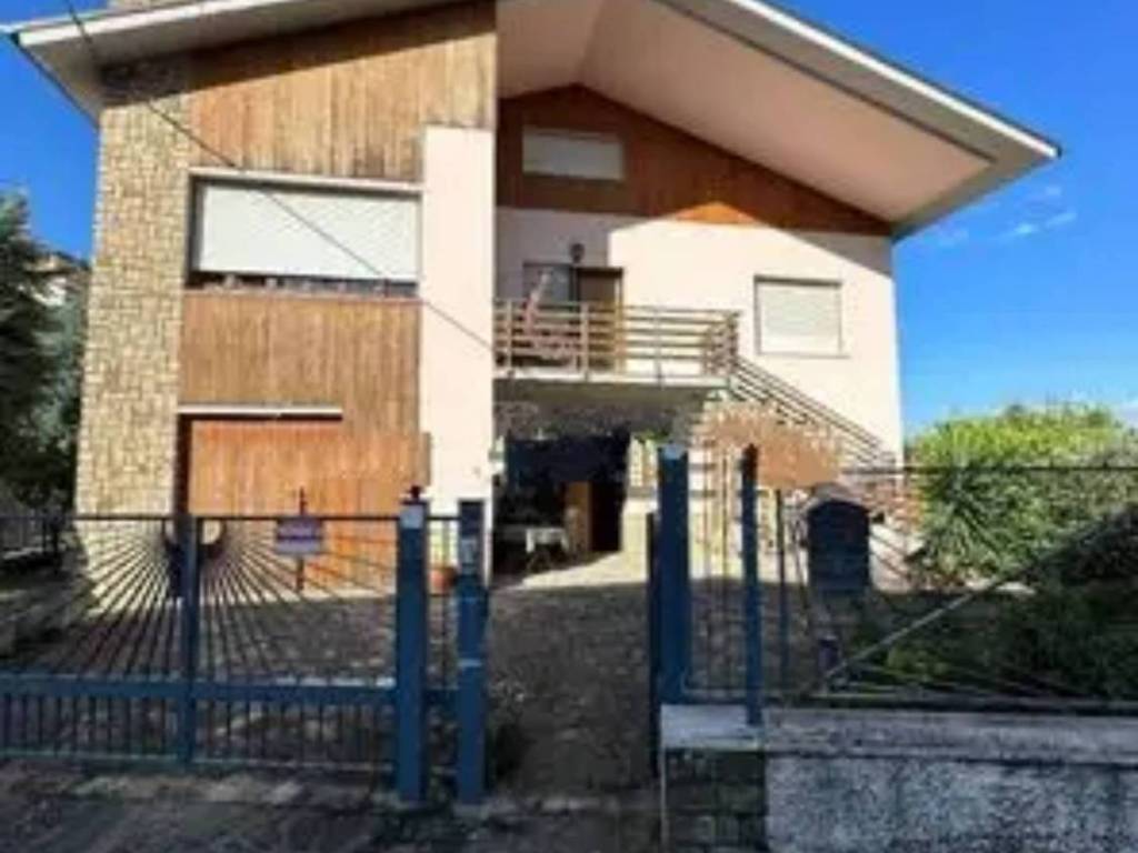 casa indipendente in vendita a Cupramontana