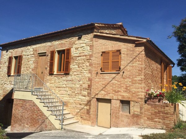 casa indipendente in vendita a Fabriano in zona Moscano