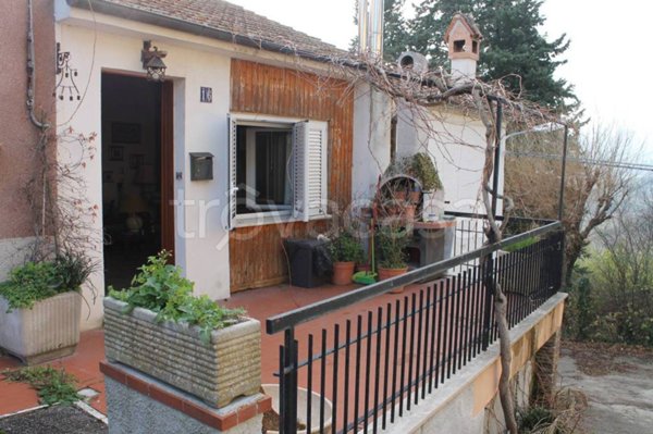 casa indipendente in vendita a Fabriano in zona Bassano