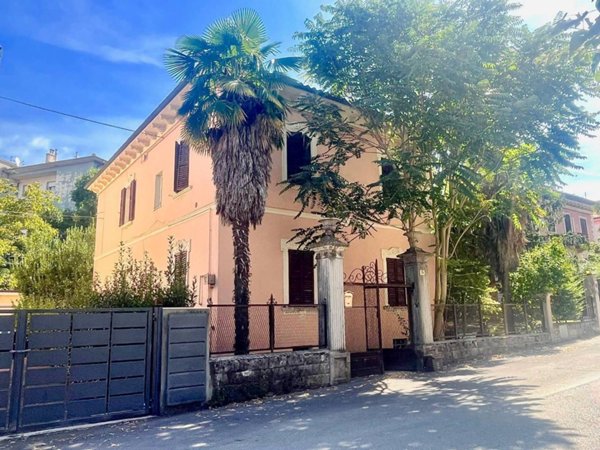 casa indipendente in vendita a Fabriano