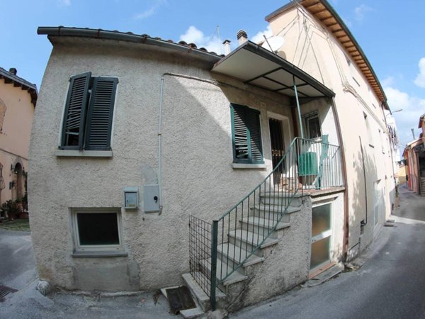 casa indipendente in vendita a Fabriano in zona Varano