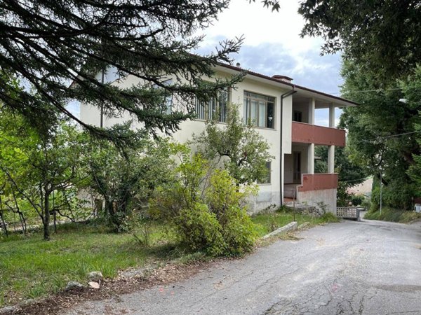 casa indipendente in vendita a Fabriano in zona Precicchie/Grotte