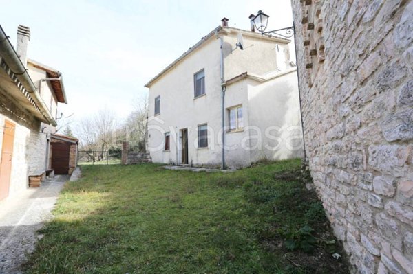casa indipendente in vendita a Fabriano in zona Vallina